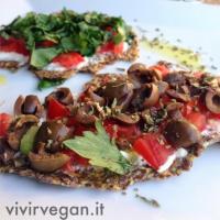Pizza raw con rucola e formaggio alle mandorle 